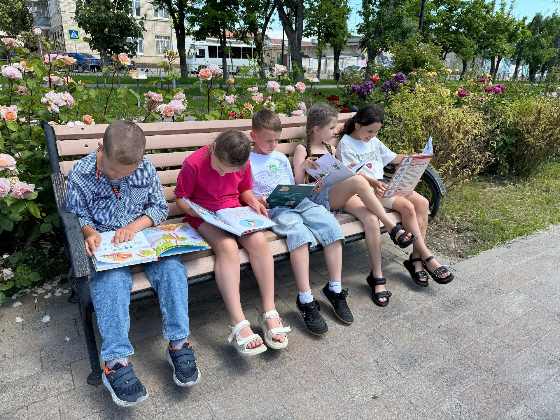 🌞Лето в городе - время для чтения на свежем воздухе!
 
Детский отдел Центральной городской библиоте
