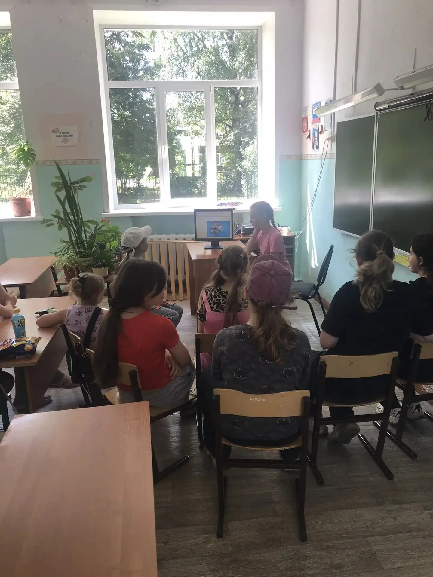 Продолжается работа разновозрастного отряда. Не смотря на погоду, у нас весело: настольные игры, спо