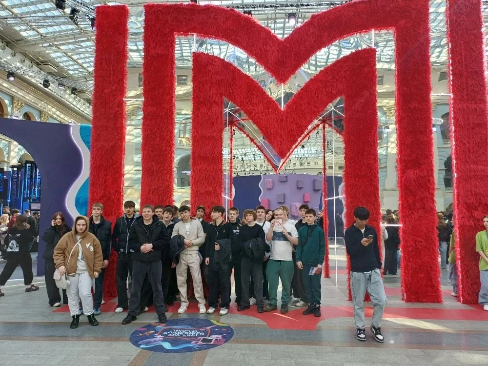 🎓 Наши девятиклассники — на Форуме колледжей в Гостином дворе!  Учащиеся 9-х классов нашей школы поб