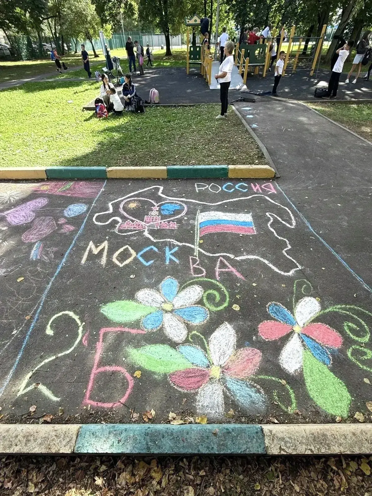 👩🏻‍🎨 По доброй традиции в нашей школе прошел конкурс-выставка рисунков на асфальте «...