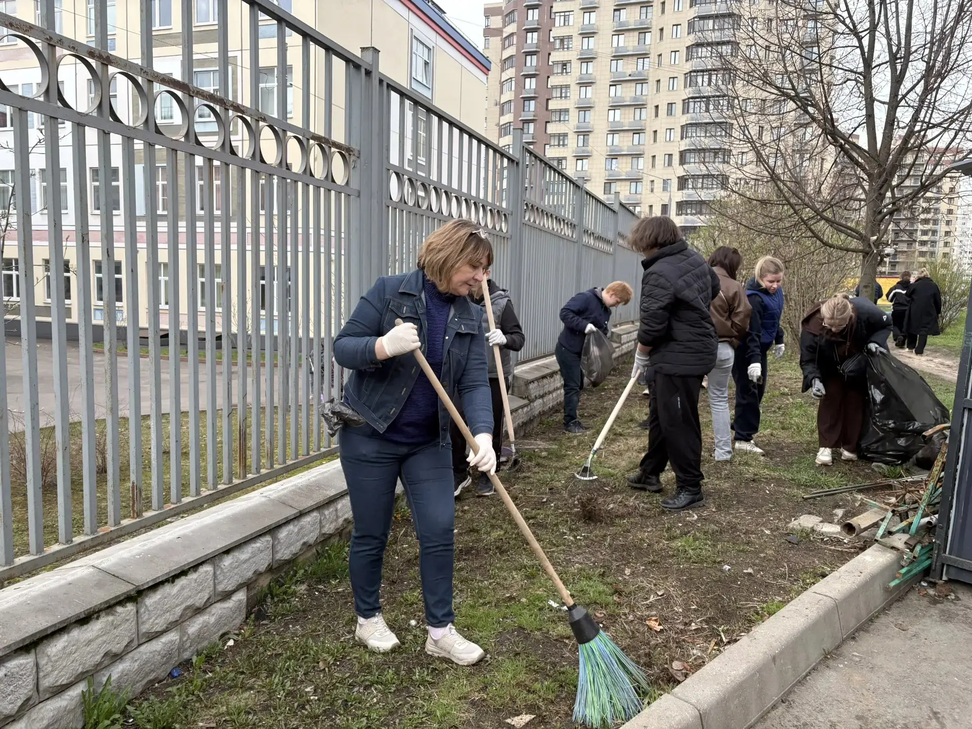 🌍 Наш общий дом стал ещё краше!  В преддверии Дня Земли и в рамках месячника чистоты в нашей школе с