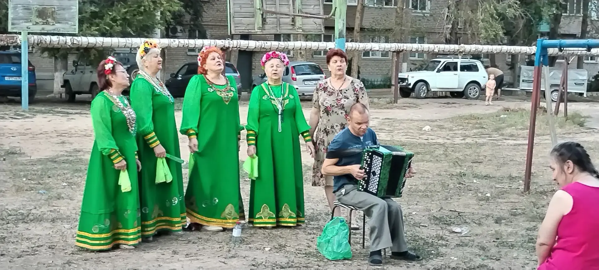 19 августа хор русской песни «Россияночка» выступил с концертом на улице Янгеля, дом 4 ...