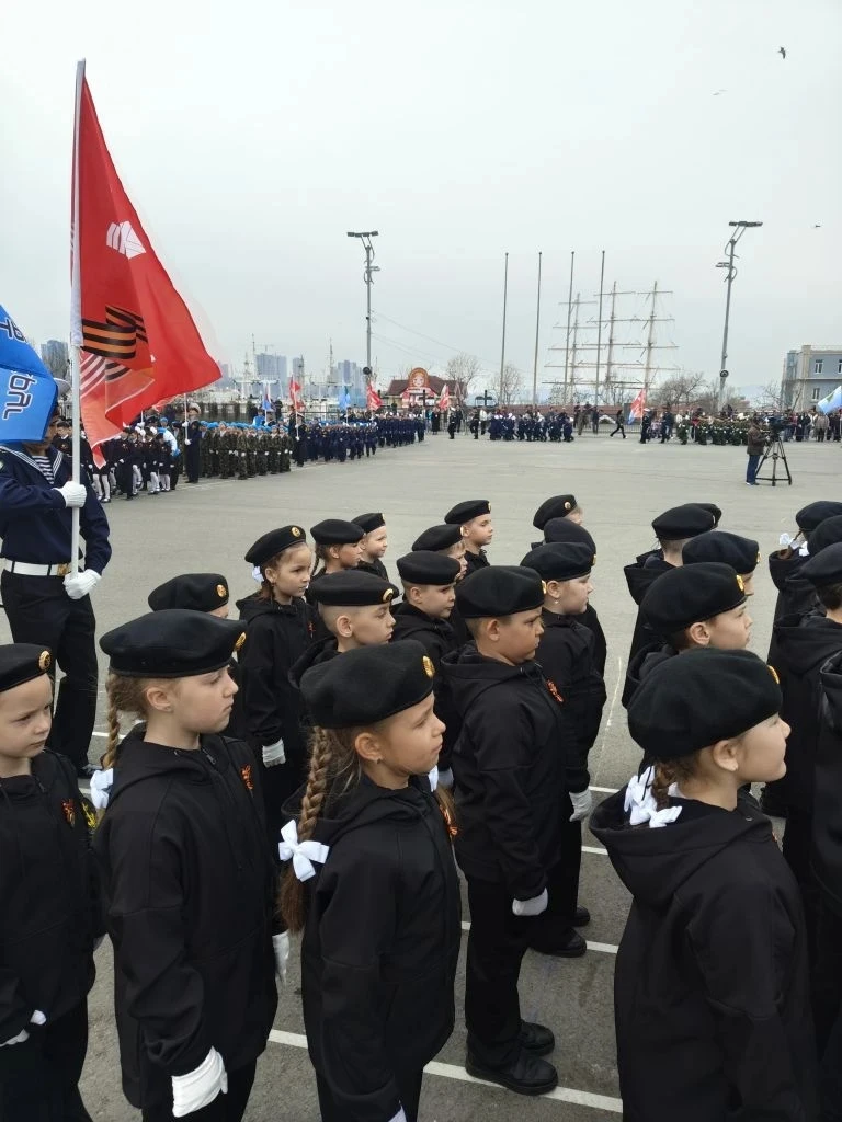 НАШИ ГЕРОИ! В УНИСОН СО ВСЕМ МИРОМ! 🇷🇺  Центральная площадь Владивостока. Международный парад «Правн