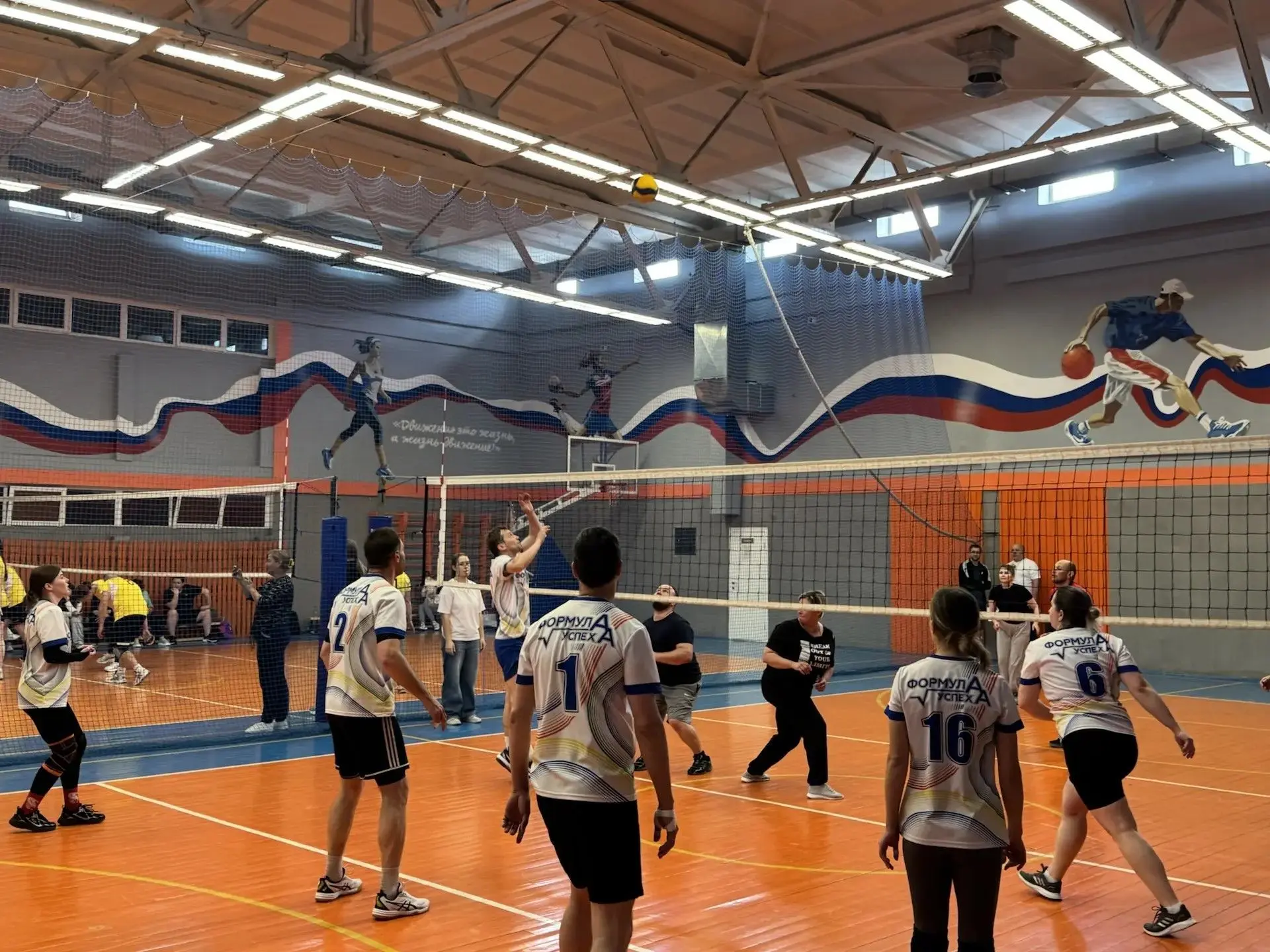 🏐 Наша волейбольная команда уверенно шагает к победе! В рамках XIV Спартакиады среди работников обра
