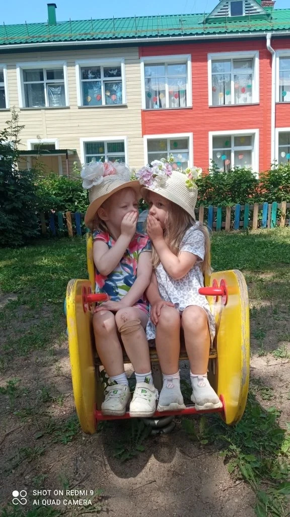 Две девчонки, две подружки
Шляпки новые надели. 
Шепчутся на ушко:
"В этой шляпке мы - как леди! 
Пу