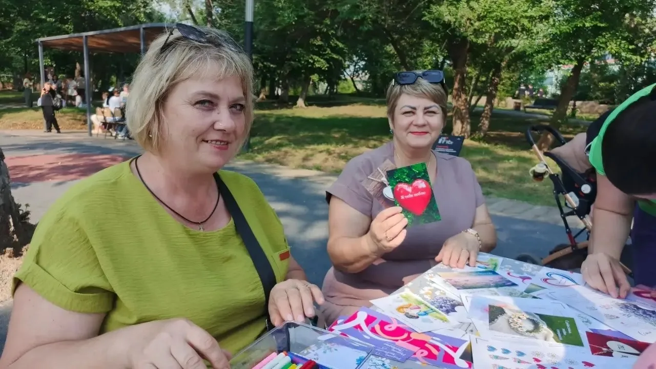 Семья — это дом, родители, дети,
Семья — когда счастливы все люди на свете,
Семья — это нежность, по