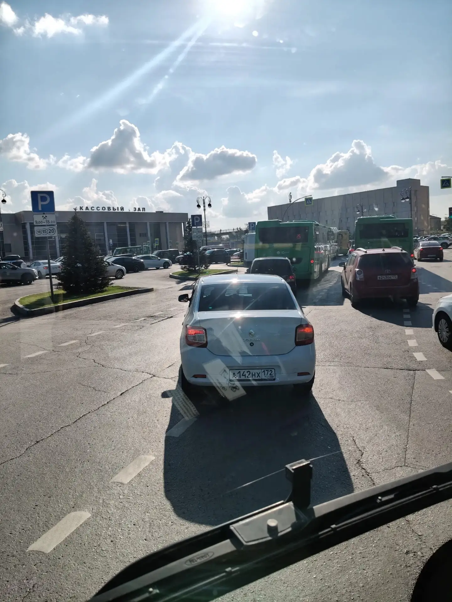 Жители Тюмени пожаловались на хаос, который творится возле ЖД вокзала