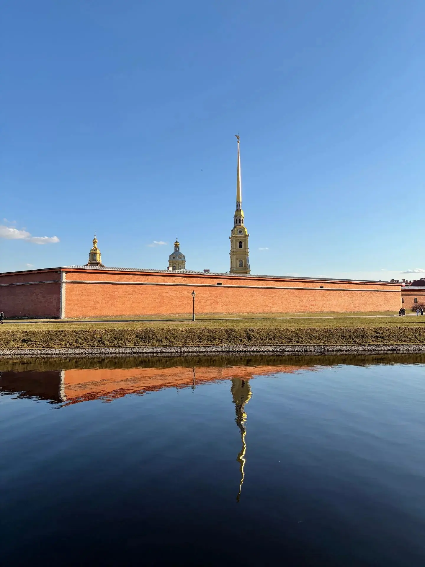 Сколько ангелов охраняли Петропавловскую крепость?

Тот самый ангел на шпиле Петропавловского собора