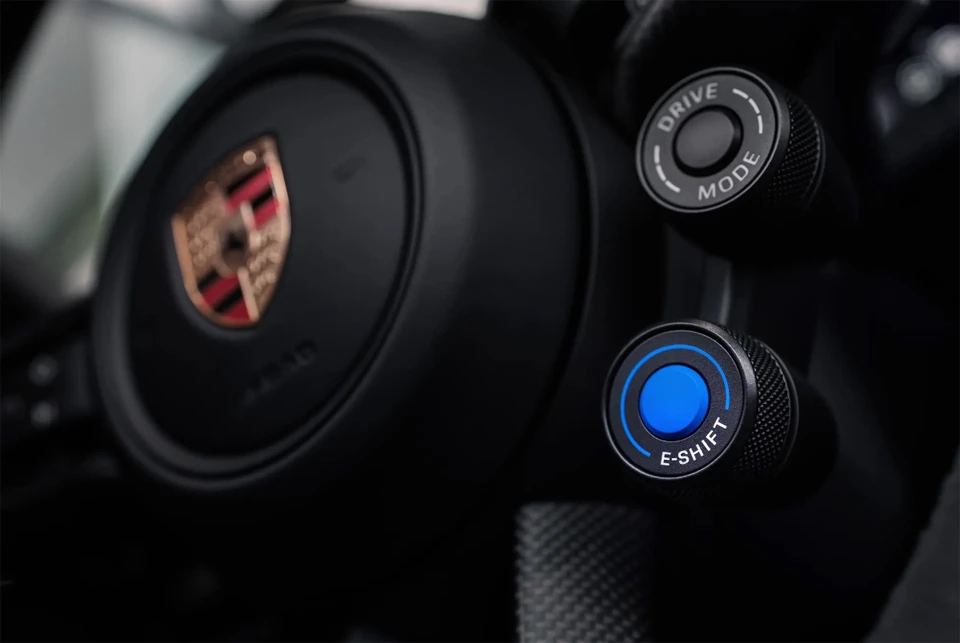 🤖 Улучшенный Porsche Taycan получил имитацию КПП