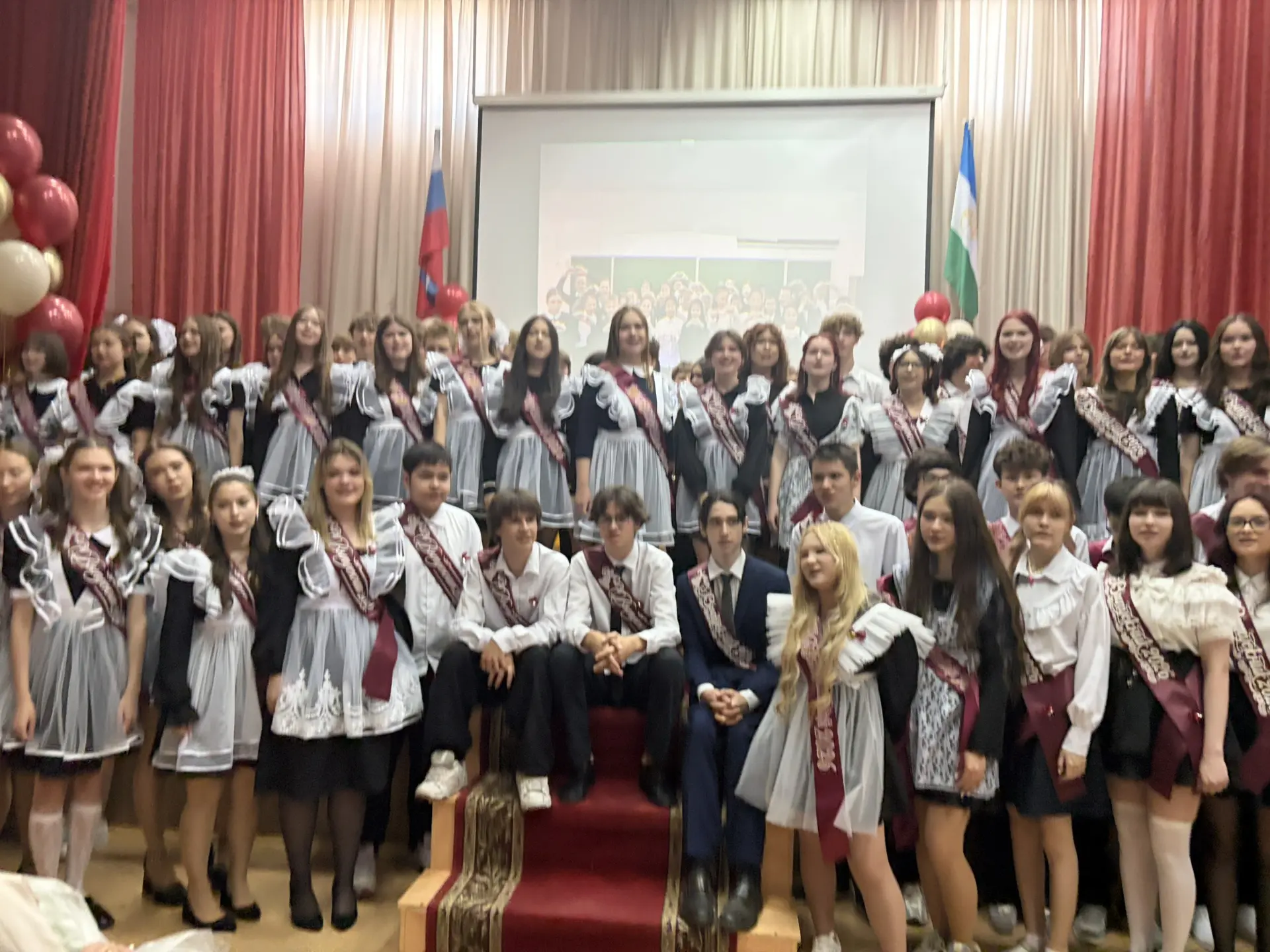 26 мая, в актовом зале нашей школы было жарко от эмоций. И нет, это не майская погода — это наши дев