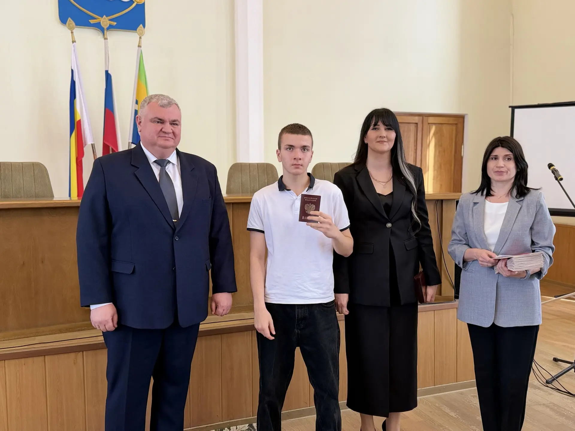 Сергей Комаров вручил паспорта юным жителям Азовского района в День пионерии  Сегодня в администраци
