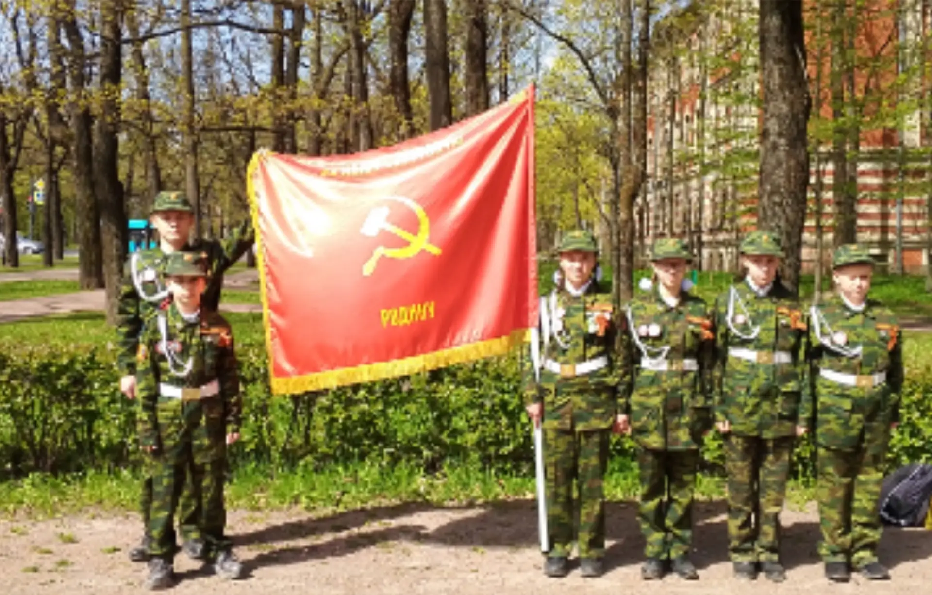 🇷🇺 Сегодня, в день 81-й годовщины Великой Победы, у памятного знака героям-пушкинцам прошла Вахта па