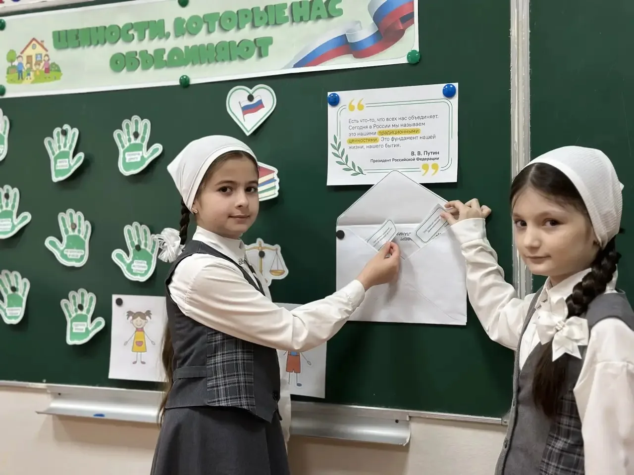 🇷🇺 Учебная неделя в нашей школе традиционно началась с торжественной церемонии поднят...