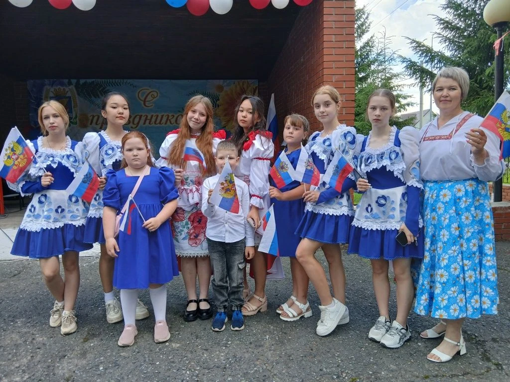 На площади Ингалинского Дома культуры состоялся яркий и душевный праздничный концерт «Россия в наших
