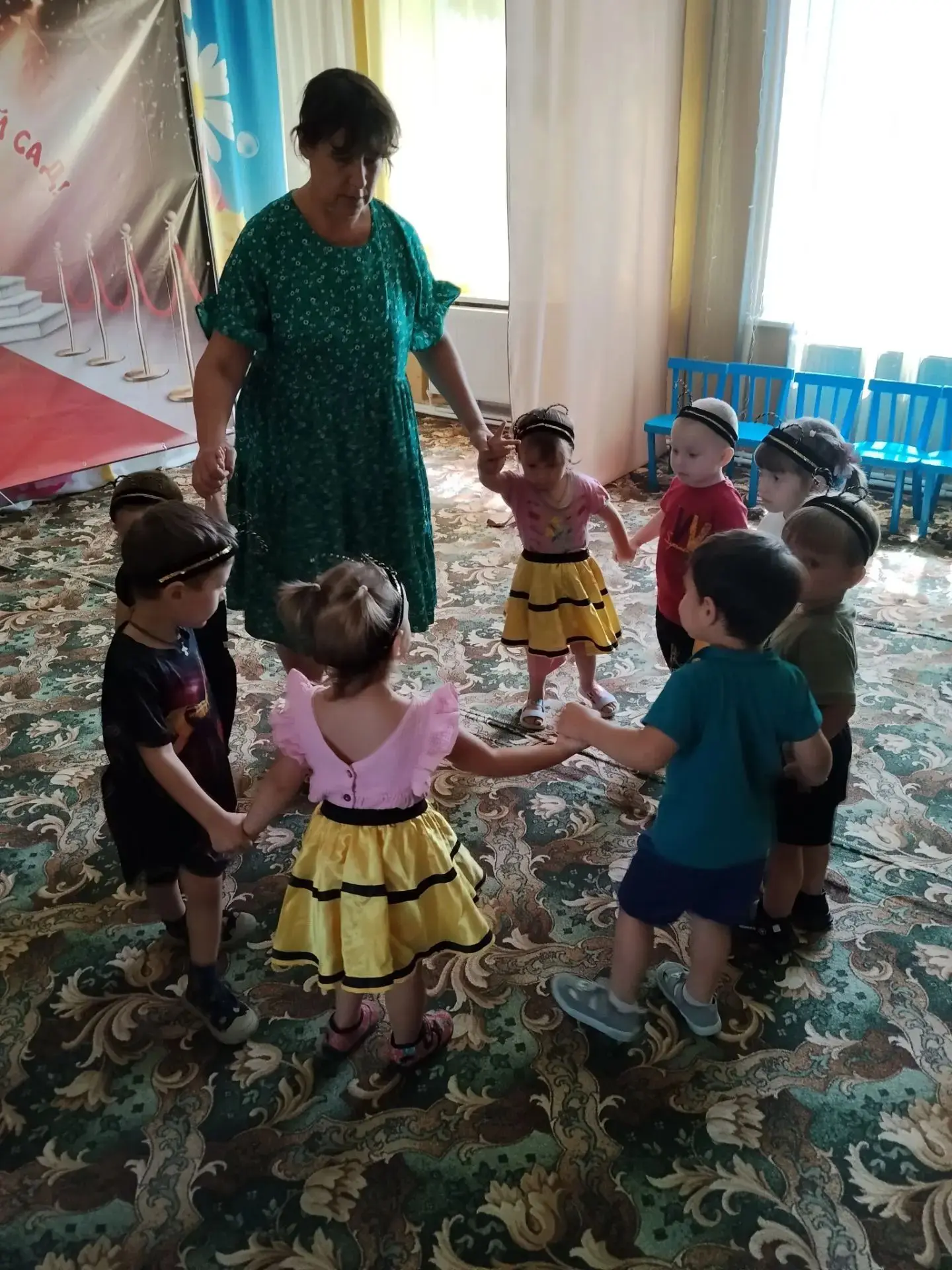 🐻🐻 Продолжаем игры в ясельной группе "Теремок ", "Медведи и пчёлы». Узбекская игра. Детей делят на