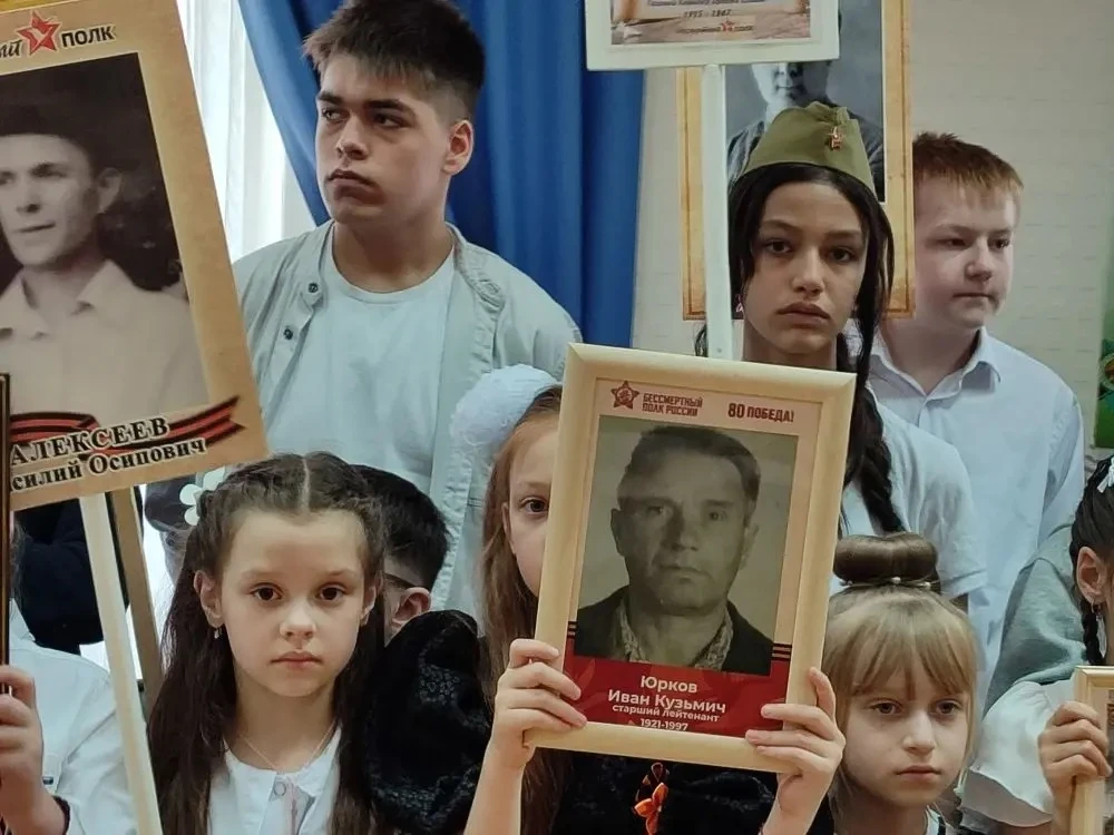 🎗️Бессмертный полк"🎗️  Сегодня ученики собрались, чтобы почтить память героев, которые отдали свои ж