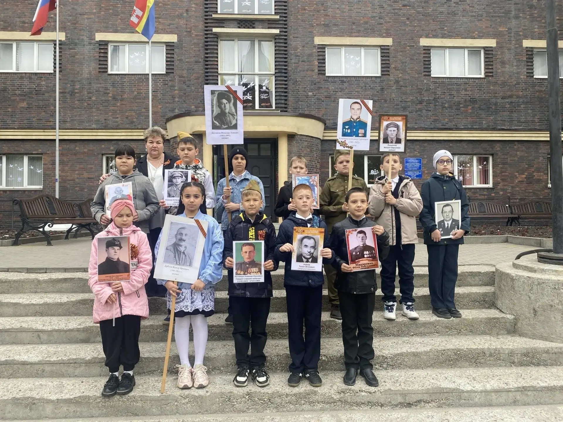 В преддверии 9 Мая гимназисты вспомнили своих героев: акция «Бессмертный полк» объединила более 50 у