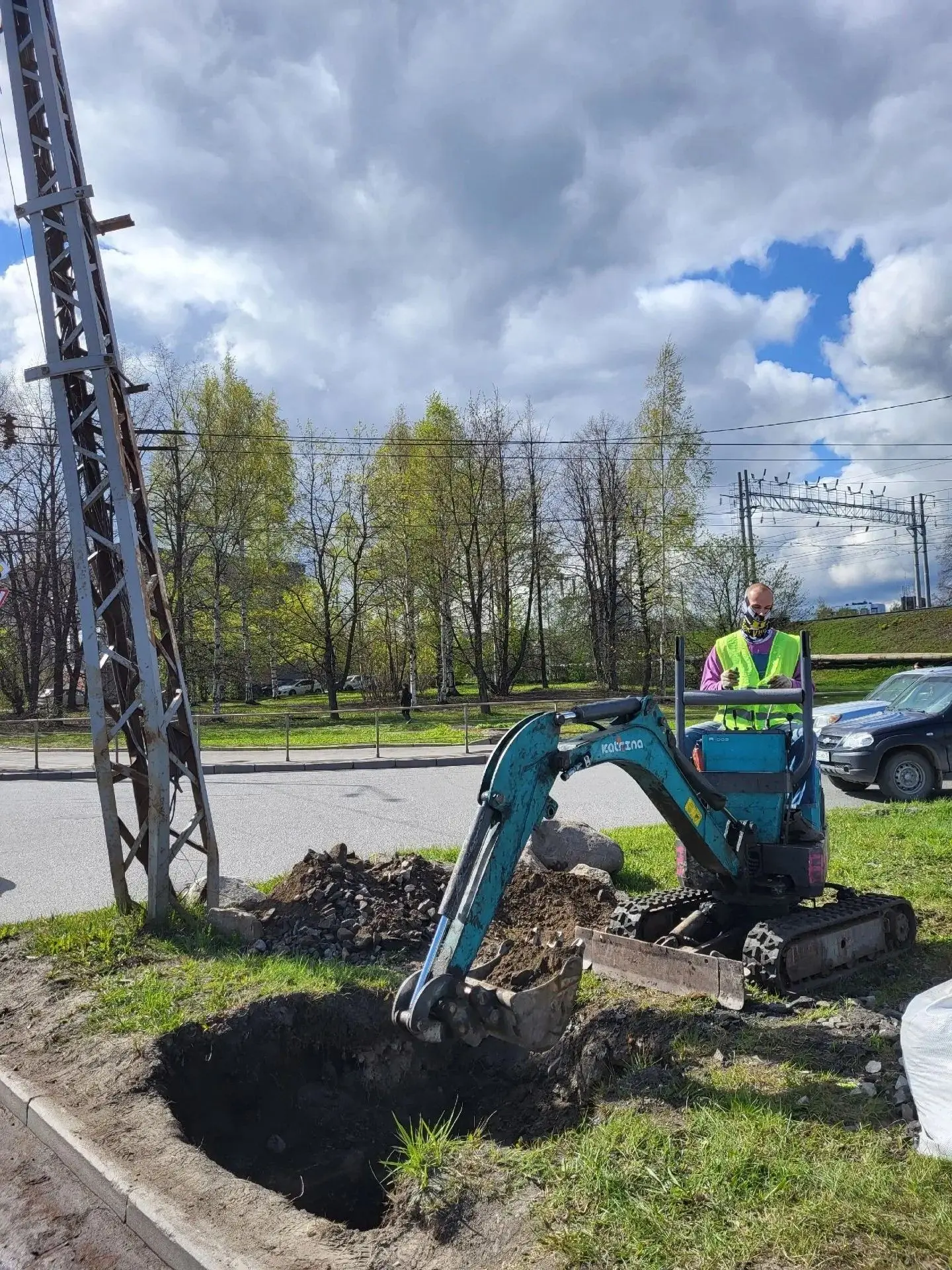 🚧 На улице Шотмана приступили к установке новой опоры. Разрешения получены, работы нач...