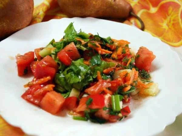 🥗 Салат «Осенняя Свежесть»

Ингредиенты

• Помидоры – 2 шт.
• Огурцы – 1 шт.
• Морковка – 2 шт.
• З