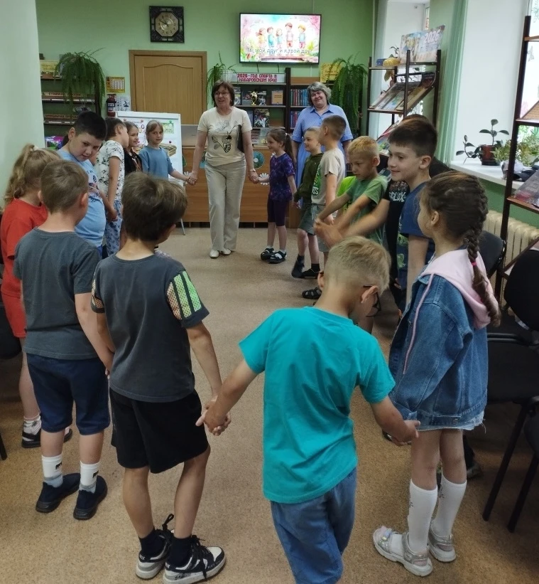 В центральной районной библиотеке для ребят летней школьной площадки СОШ№2 библиотекари провели игро