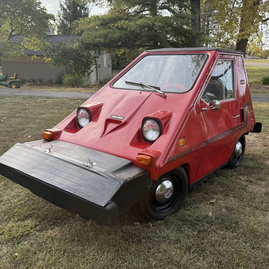 Этот Comuta-Car 1980 года — электромобиль, созданный компанией Commuter Vehicles, Inc. ...
