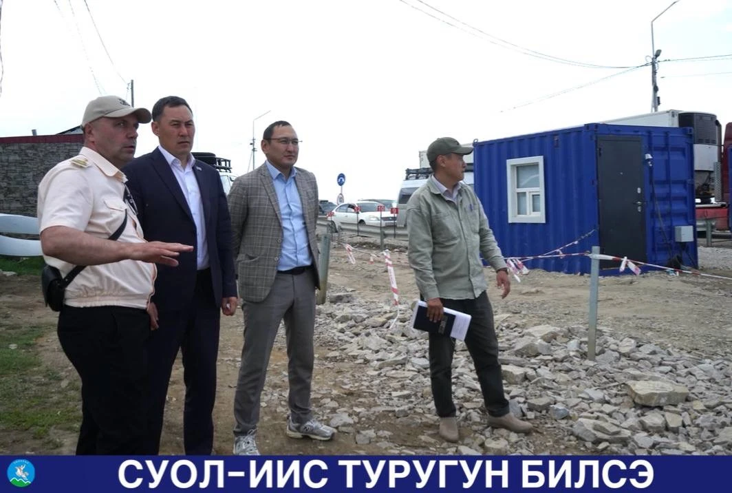 СУОЛ-ИИС ТУРУГУН БИЛСЭ

Бүгүн, бэс ыйын 15 күнүгэр, улууспутугар СӨ тырааныспар уонна суол-иис хаһаа