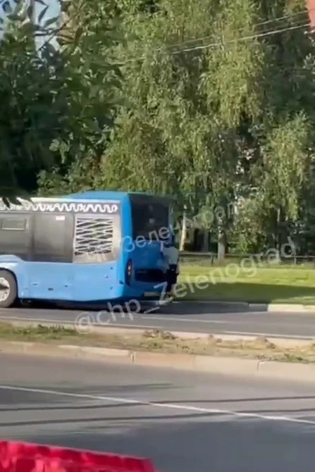 😱 Опасные игры: дети устроили зацепинг на автобусе в 14-м районе