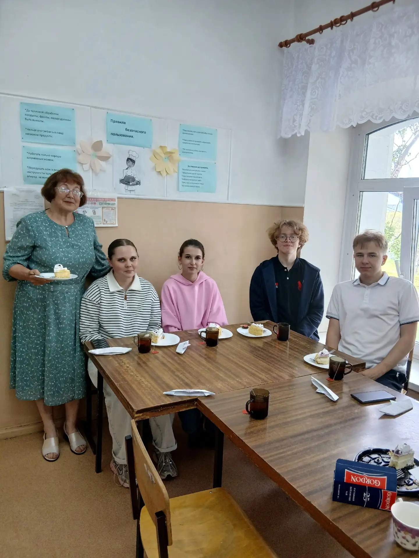 Неделя выпускника для одиннадцатиклассников завершилась встречей с первой учительницей ...