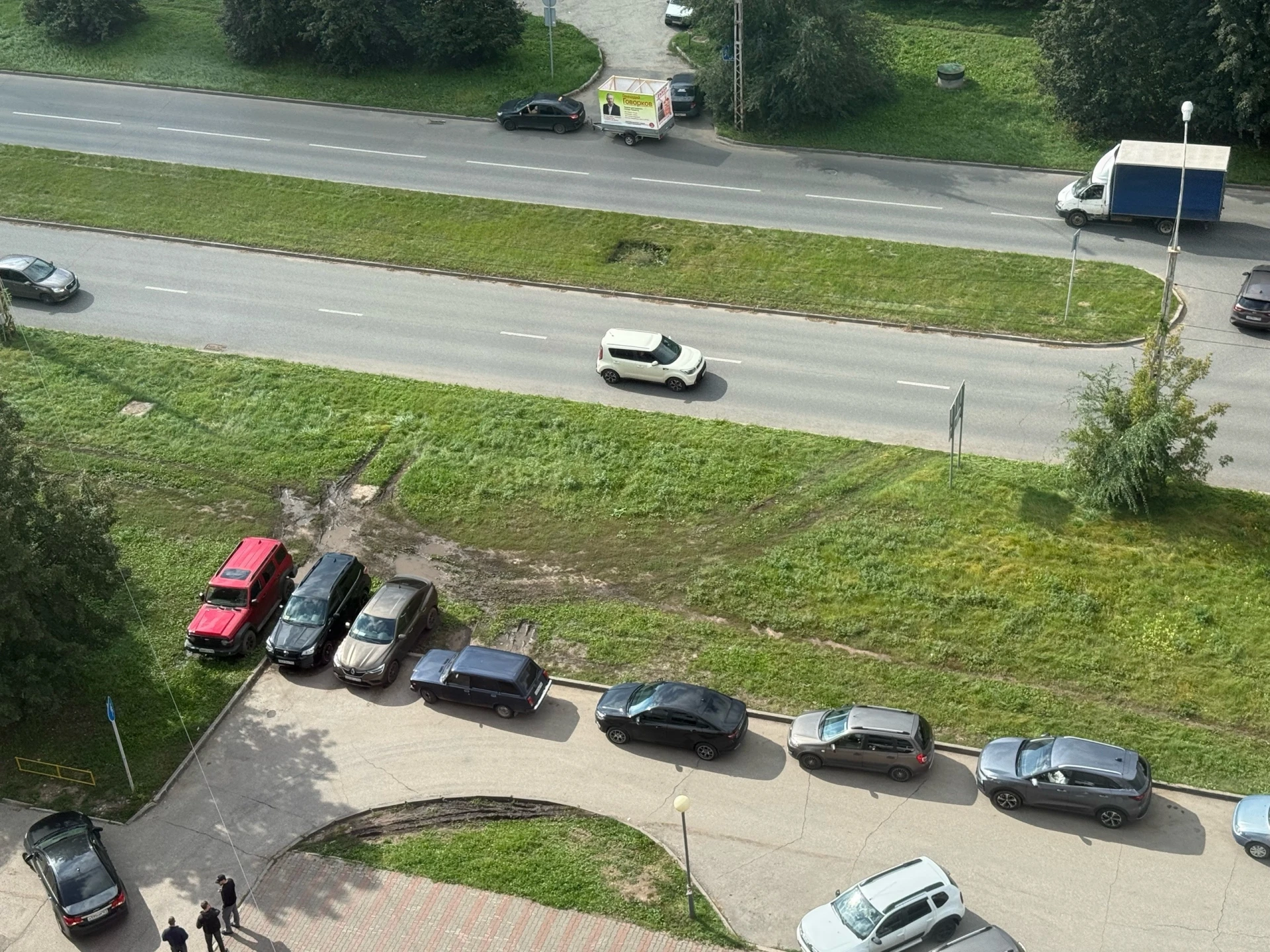 Автостроителей, 5. Напротив МФЦ один хозяин трех машин постоянно ставит свой автопарк н...