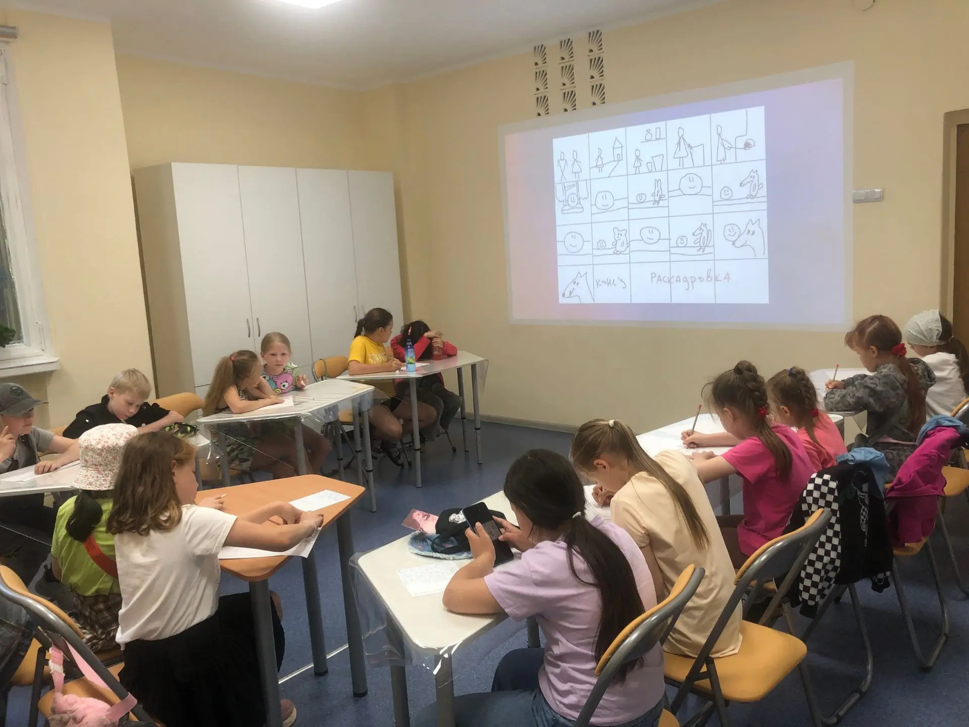 В библиотеке Сарапула продолжают снимать мультфильмы.

📖Пятая группа юных мультипликаторов познаком