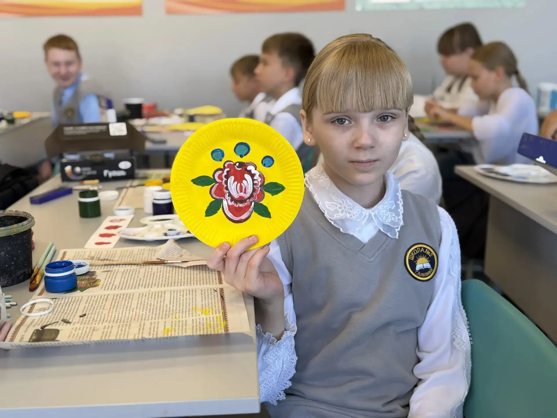 🎨 История в мазках: 6Б расписывает тарелки под Городец