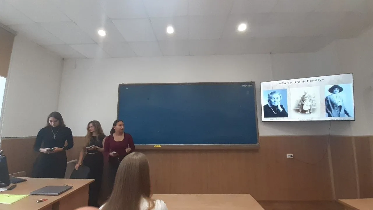 Сегодня на уроке английского мы погрузились в мир Агаты Кристи! Представили презентацию...