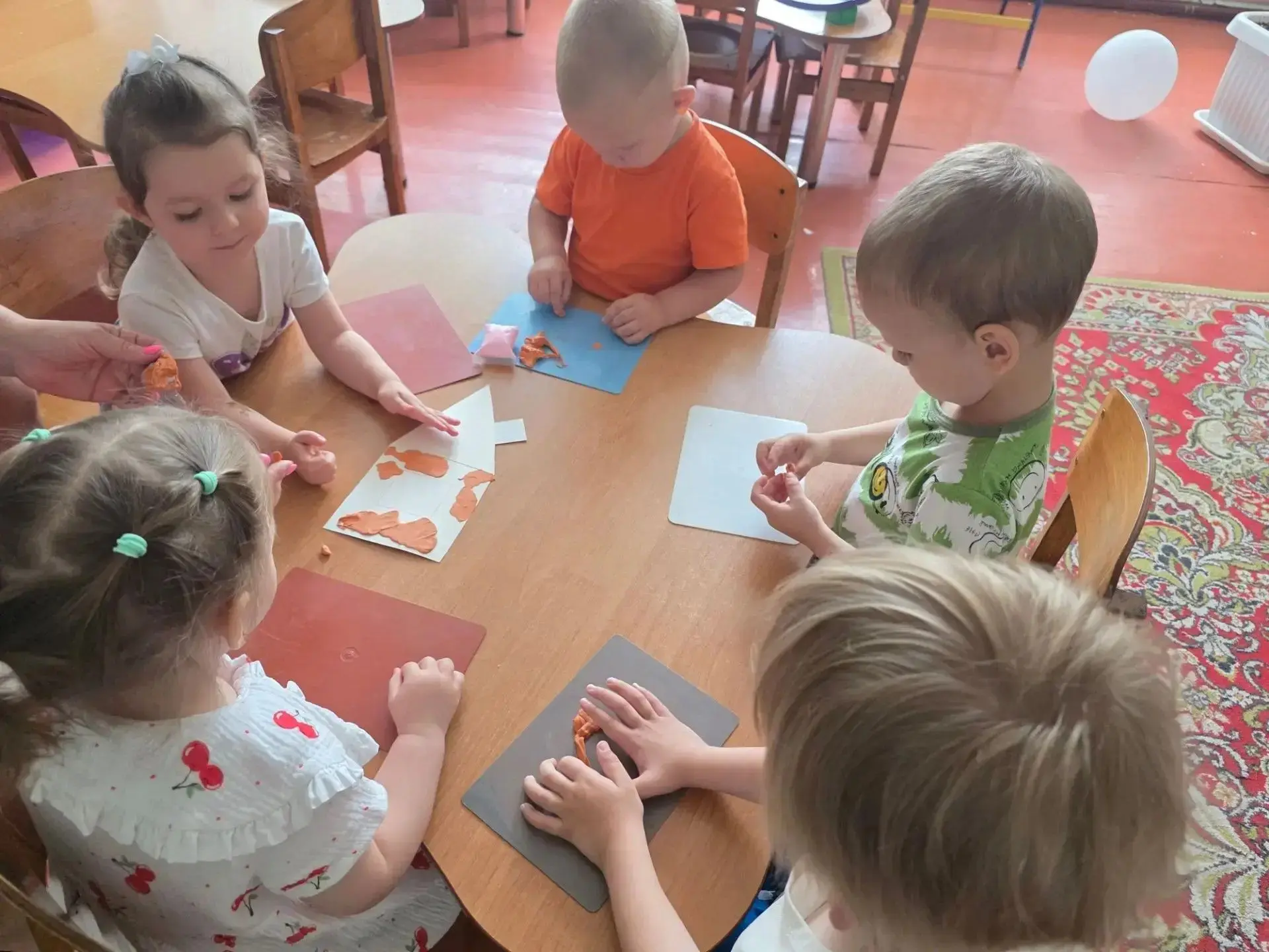 Сегодня воспитанники ясельной группы "Звоночки" познакомились с пластилинографией. В ходе занятия де