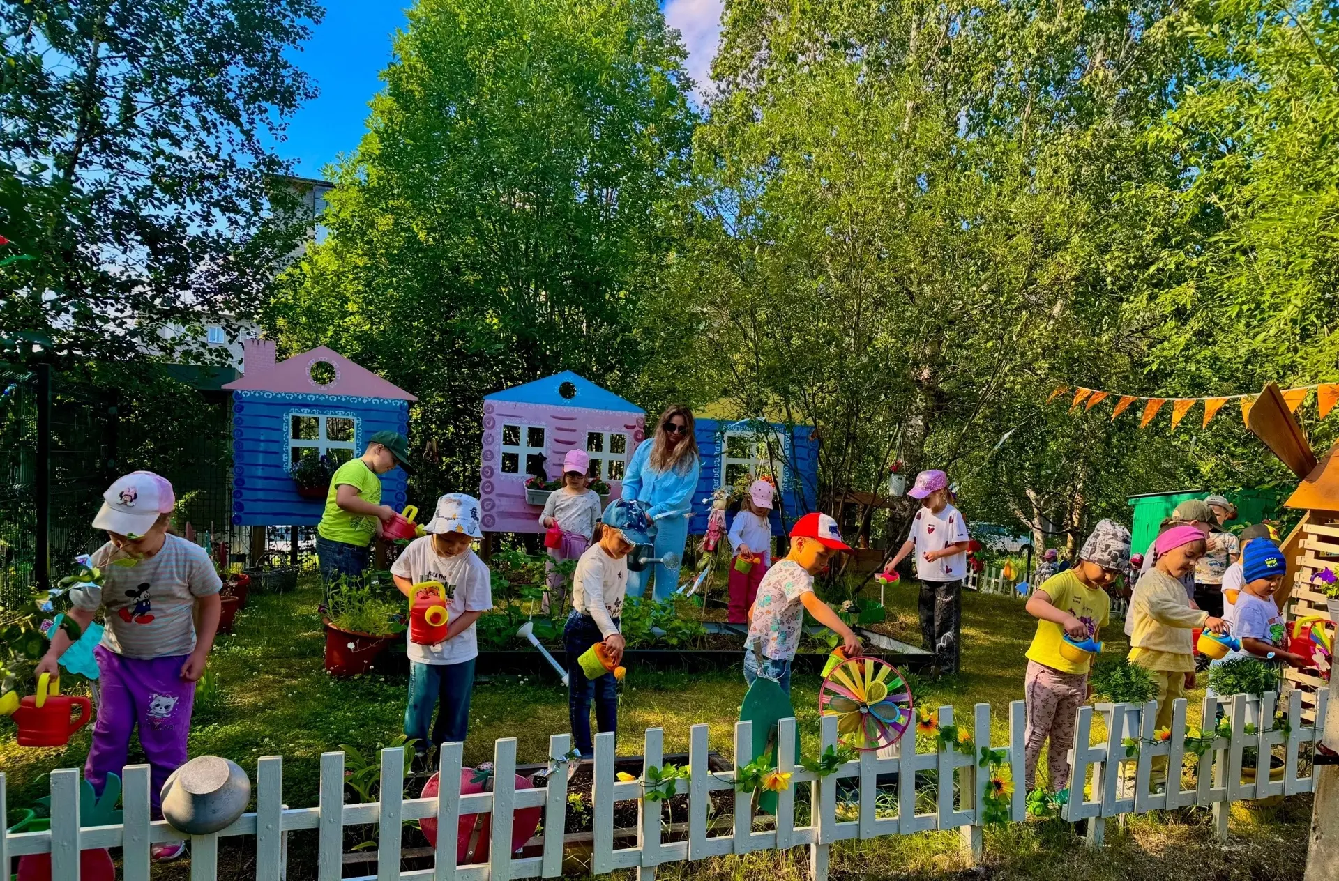 Юные садоводы👩‍🌾🧑‍🌾

Сегодня в нашем детском саду прошёл замечательный трудовой день. Воспитанни