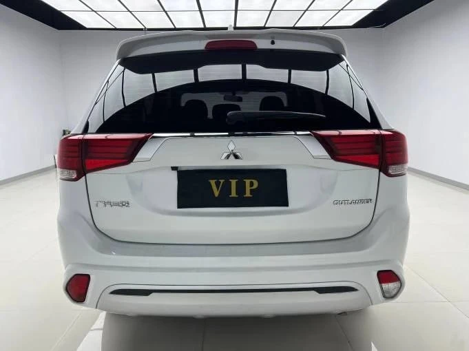 🌟Mitsubishi Outlander — среднеразмерный кроссовер, выпускаемый японской корпорацией Mitsubishi с 200