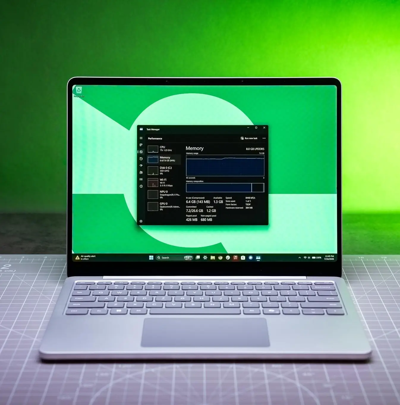 ​💻 Провал за $950: новый Surface Laptop на 8 ГБ зависает даже от простых вкладок в Chrome