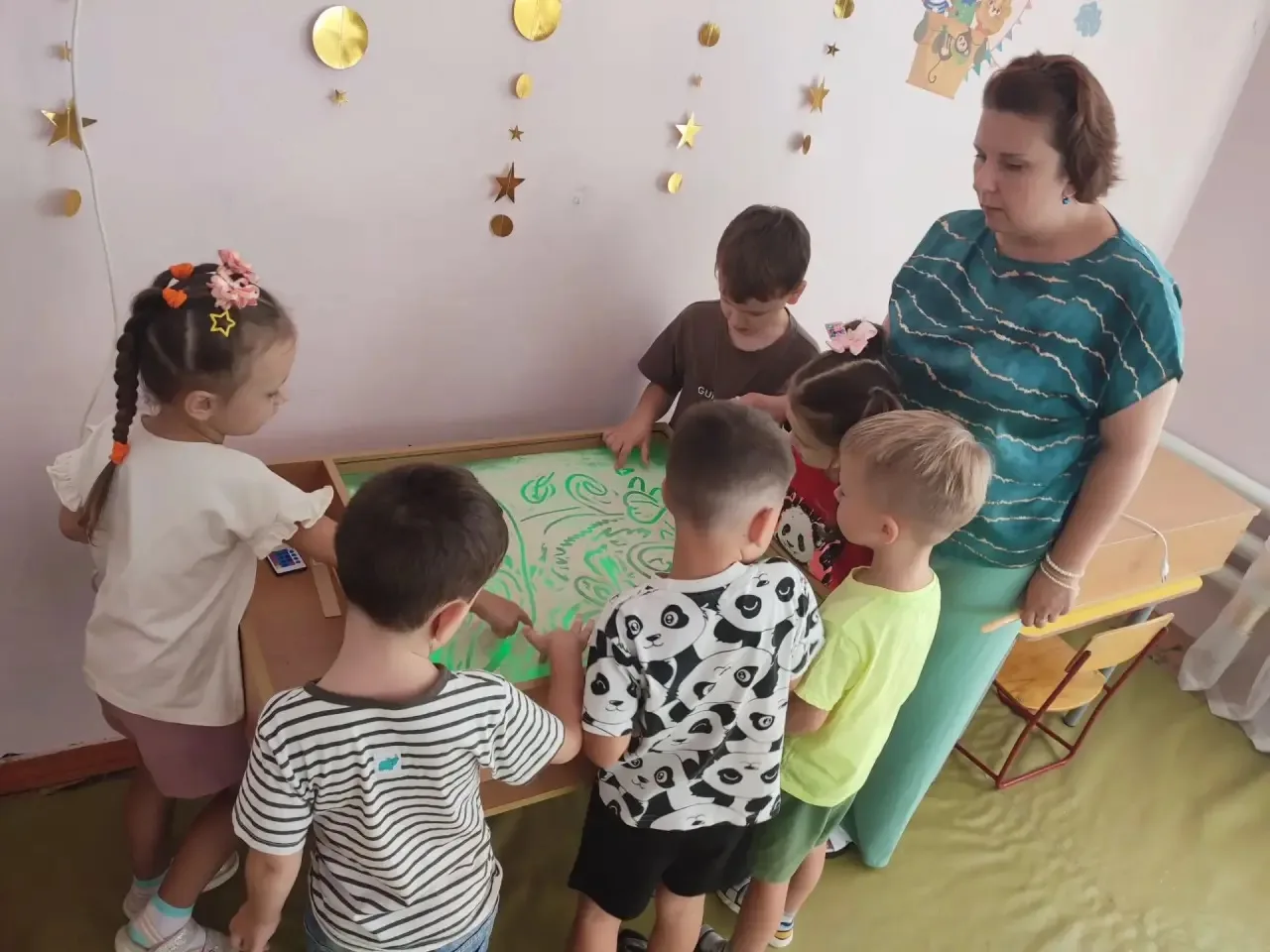 Сегодня у нас было настоящее волшебство: дети впервые поиграли с кинетическим песком. С...