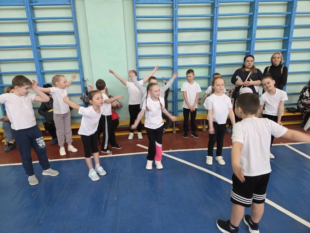 Весёлые старты для первоклассников: море улыбок и заряда бодрости! 🎉  В школе №5 прошли захватывающи