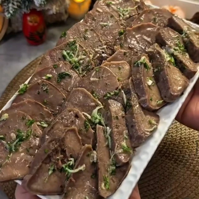 Отварной язык.