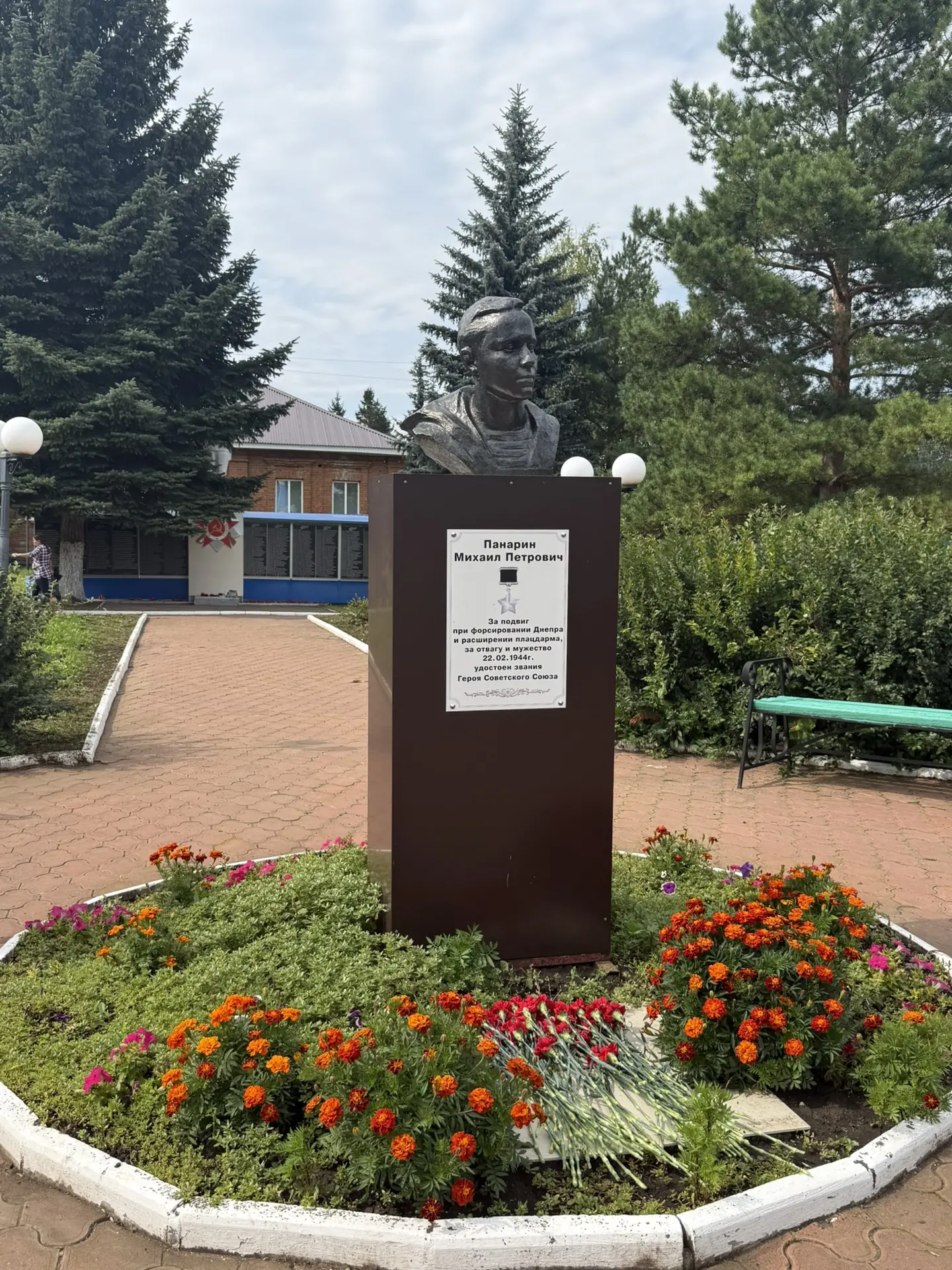 Работники школы приняли активное участие в общем субботнике по уборке территории Парка ...