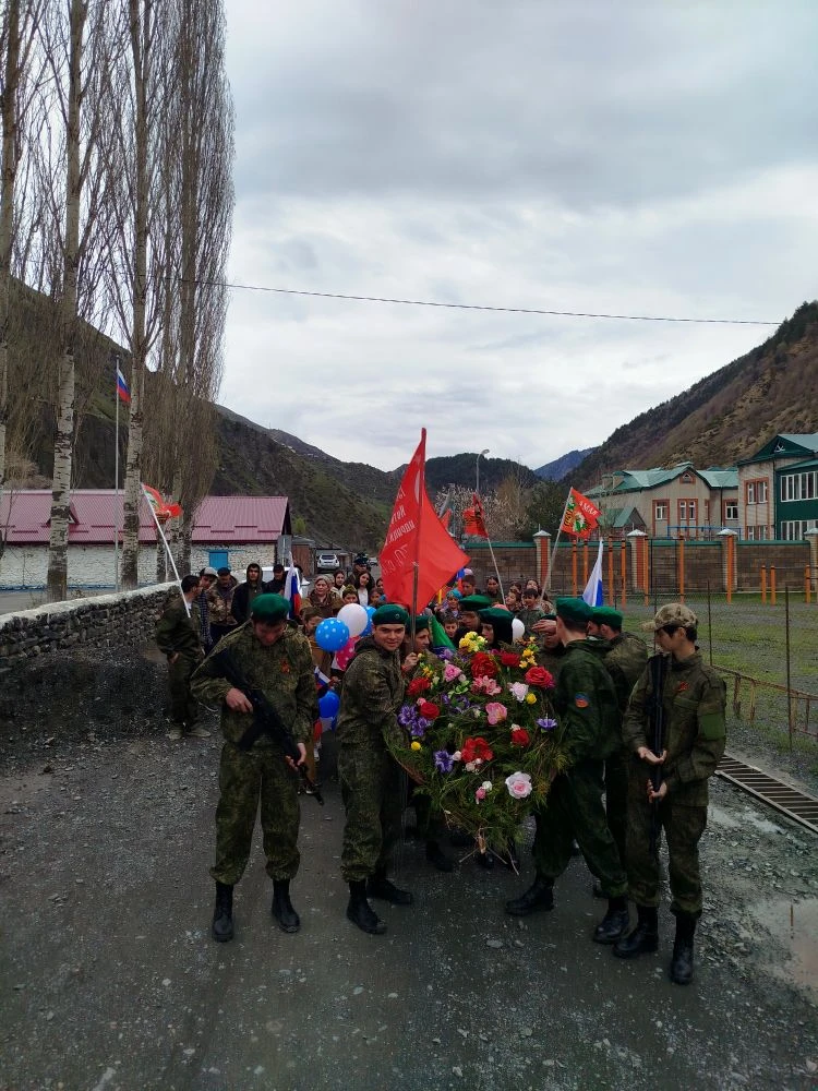 Торжественное шествие посвященное ко Дню Победы 9 Мая провели коллектив МКОУ Мишлешская...