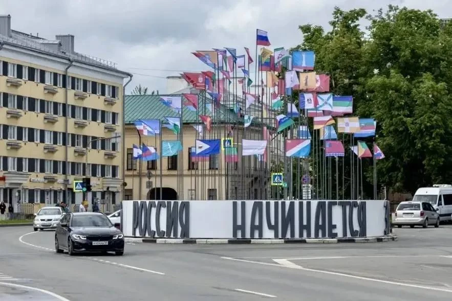 «Россия начинается здесь» — новая инсталляция в центре Пскова ✨

📍 Арт-объект установили на Октябрь