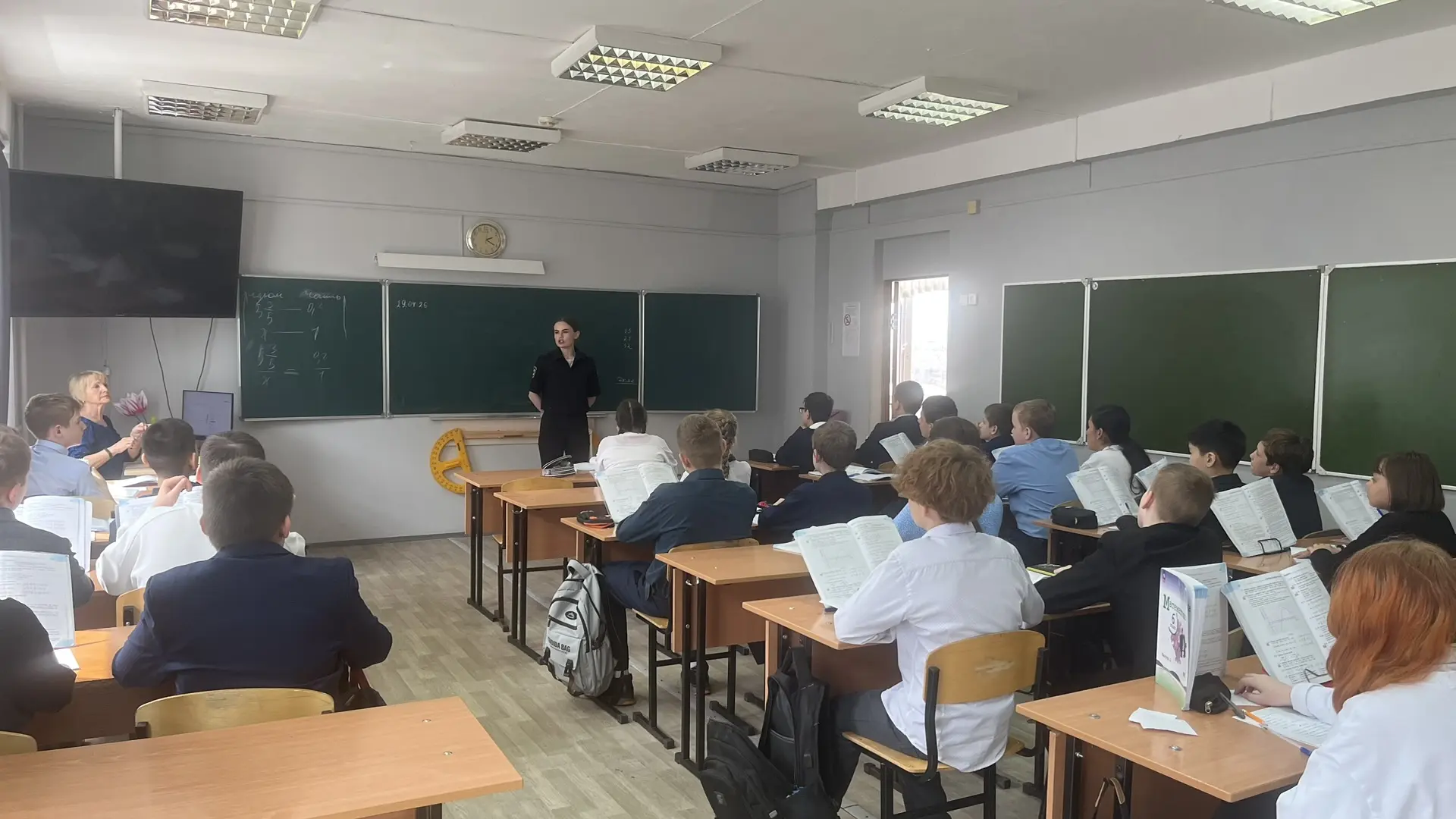 ⚖️Правовой десант ⚖️ Инспектор ОДН ОП-2 Кристина Юрьевна Ш. в рамках профилактического мероприятия «