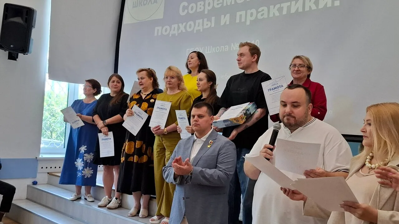 Герой России Эдуард Казымов встретился с педагогами школы №1210 в Щукино.