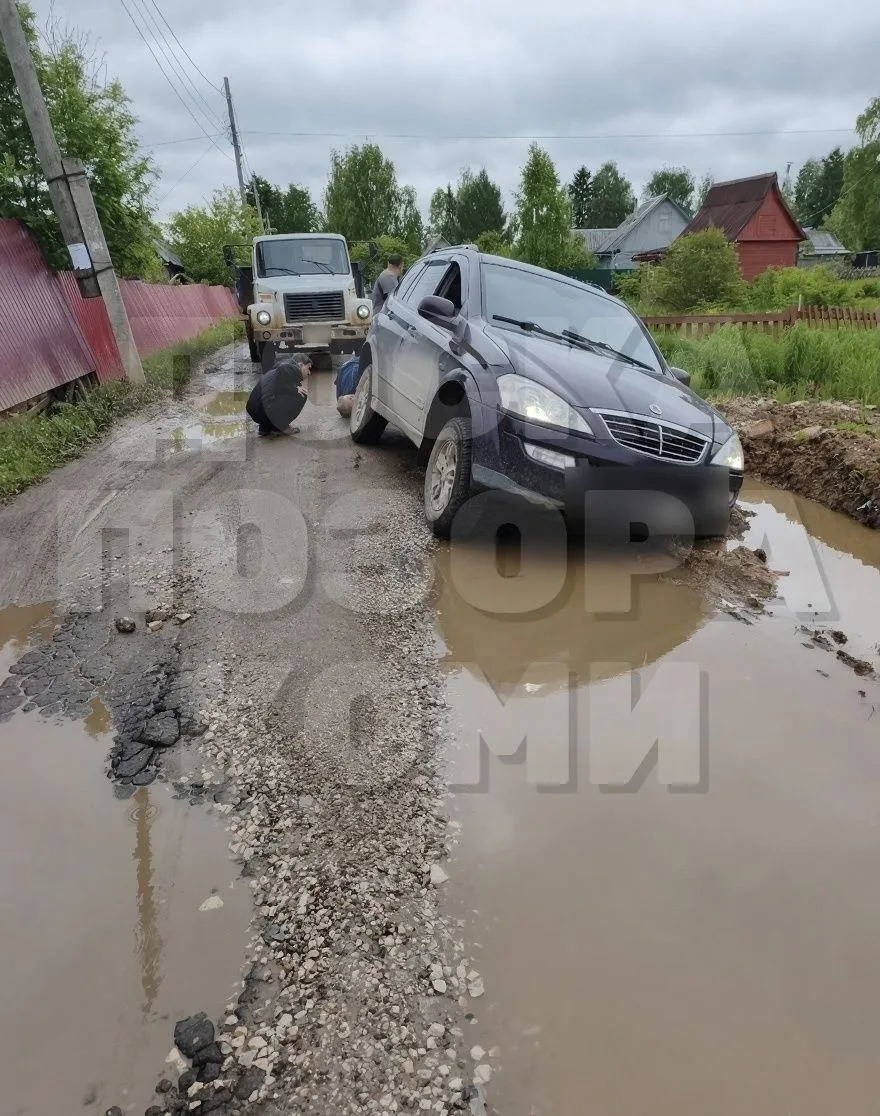 Очередная яма на дырносских дачах, попали в водяную ловушку.