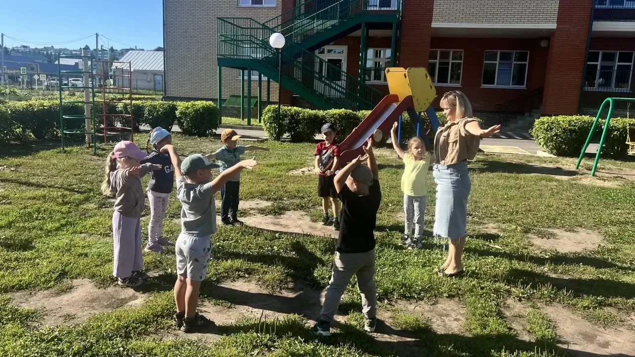 Утренняя гимнастика на свежем воздухе со средней группой.