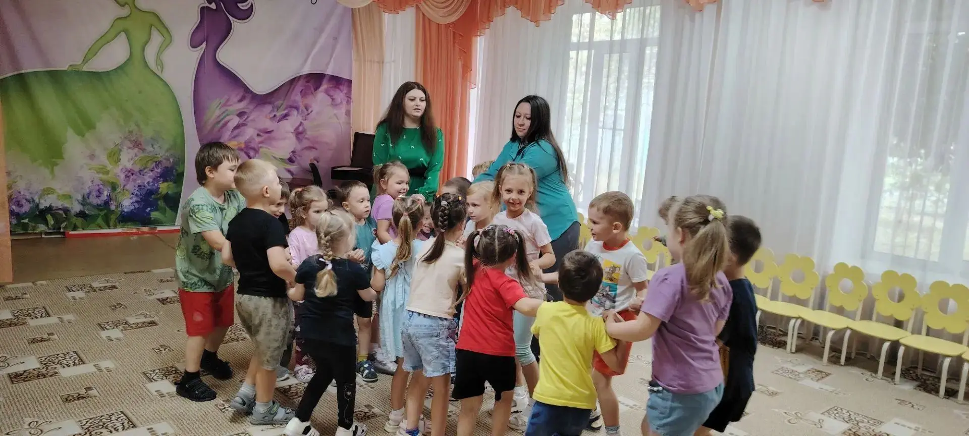 «России честь и знак- красно-синий-белый флаг»: патриотический праздник в детском саду