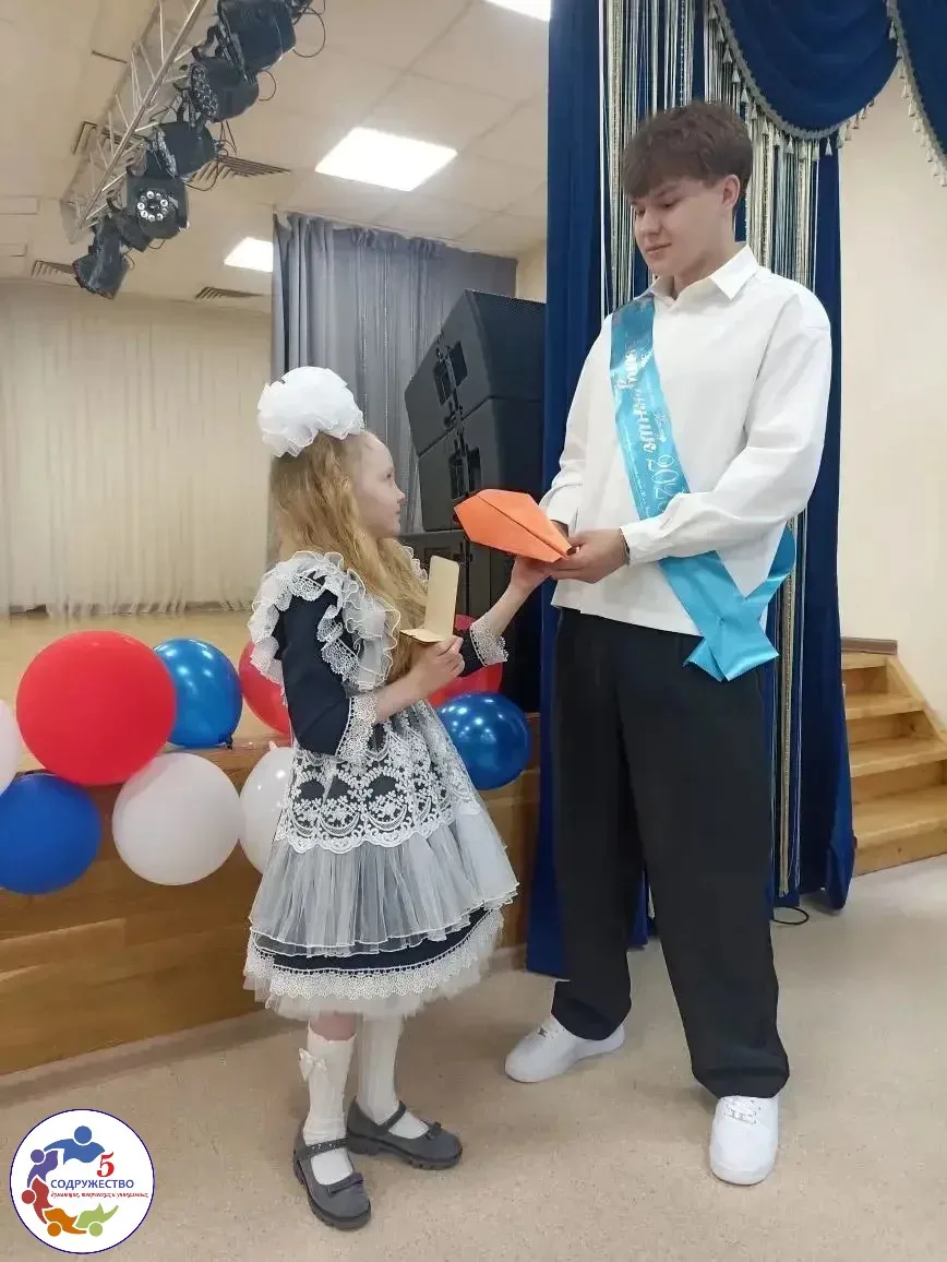 Символ начала новой и взрослой жизни   Сегодня на последнем звонке выпускных классов наши первокласс