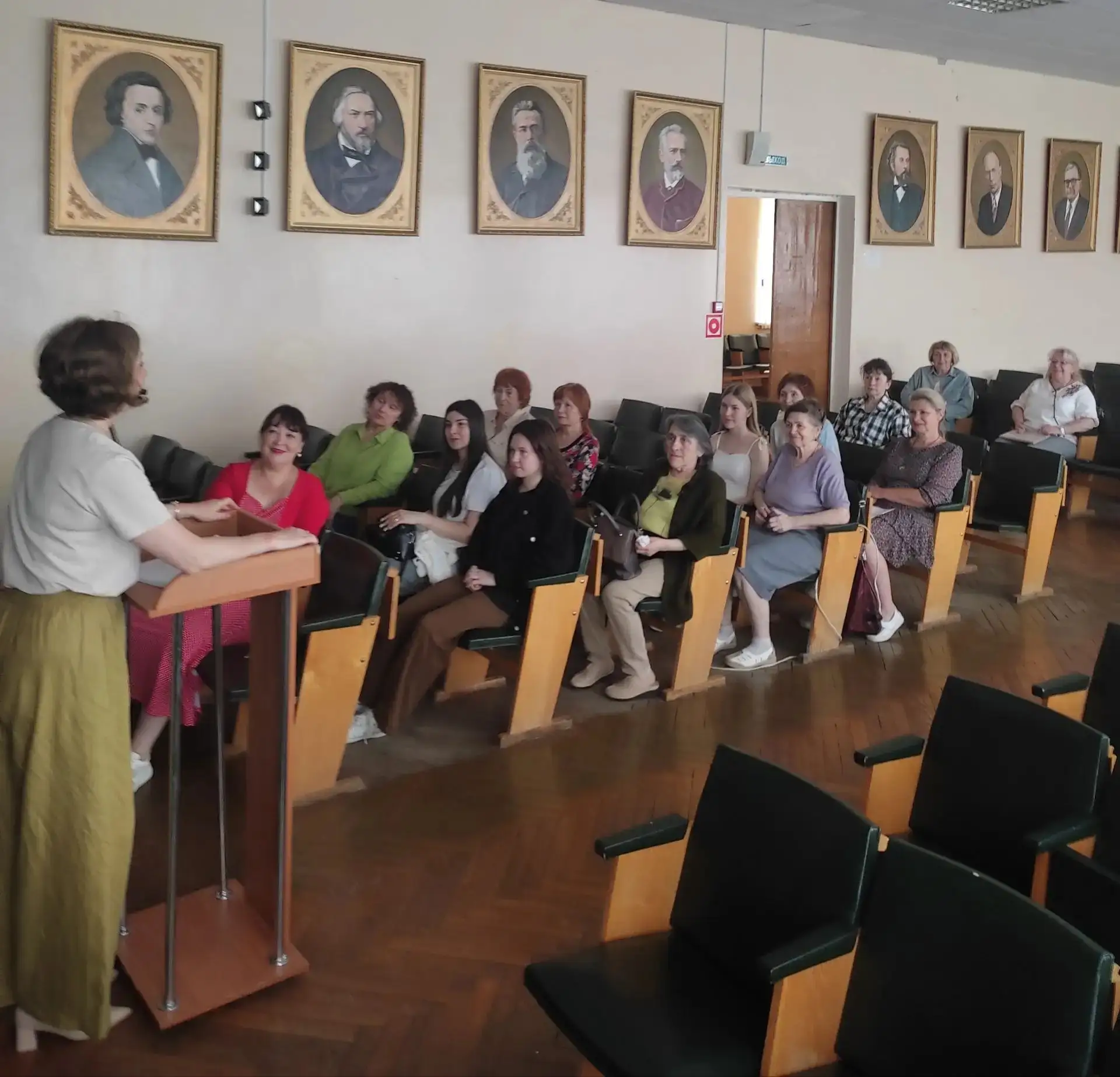 С 15 июня в Вяземской детской школе искусств проводятся специализированные семинары и мастер-классы.