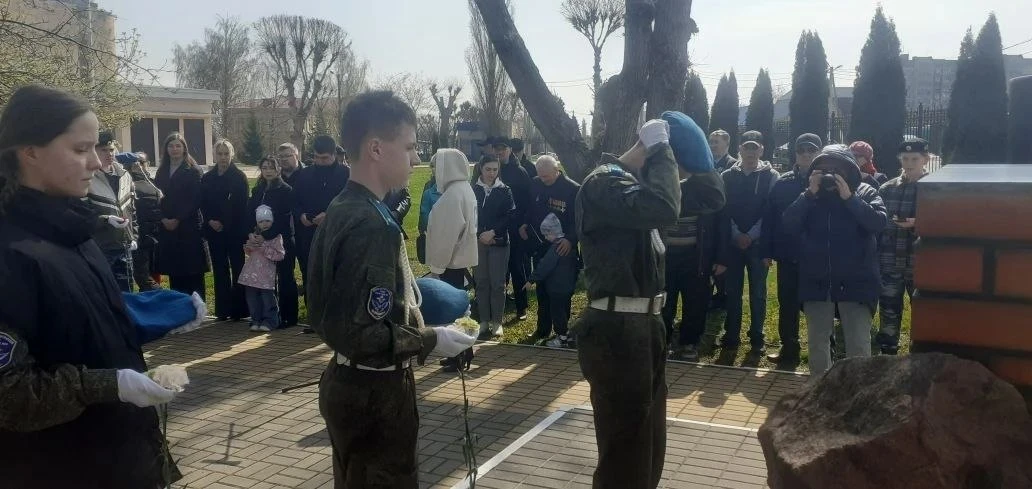 🥀Кадеты ВПК «Сокол» почтили героев Чернобыля  26 апреля — день, когда мир узнал страшное слово «Черн